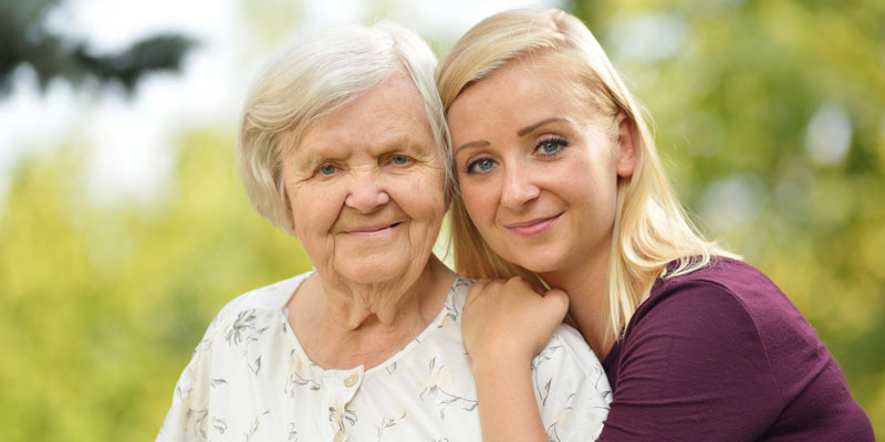 Ältere und jüngere Frau eng beieinander